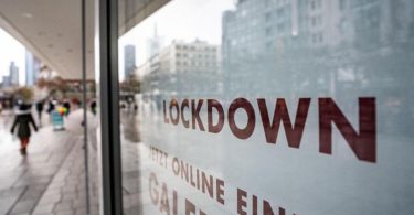 «Lockdown» steht im Schaufenster eines geschlossenen Kaufhauses: Die «epidemische Lage» war erstmals im März 2020 vom Bundestag festgestellt worden. Foto: Frank Rumpenhorst/dpa