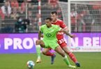 Lukas Nmecha (v) soll für Wolfsburg die Tore schießen. Foto: Matthias Koch/dpa