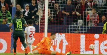 Der VfL Wolfsburg unterlag den Salzburgern um DFB-Stürmer Karim Adeyemi (M.). Foto: Krugfoto/APA/dpa