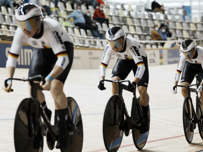 Sorgten für Gold in Roubaix: Lea Sophie Friedrich, Pauline Grabosch und Emma Hinze. Foto: Thibault Camus/AP/dpa