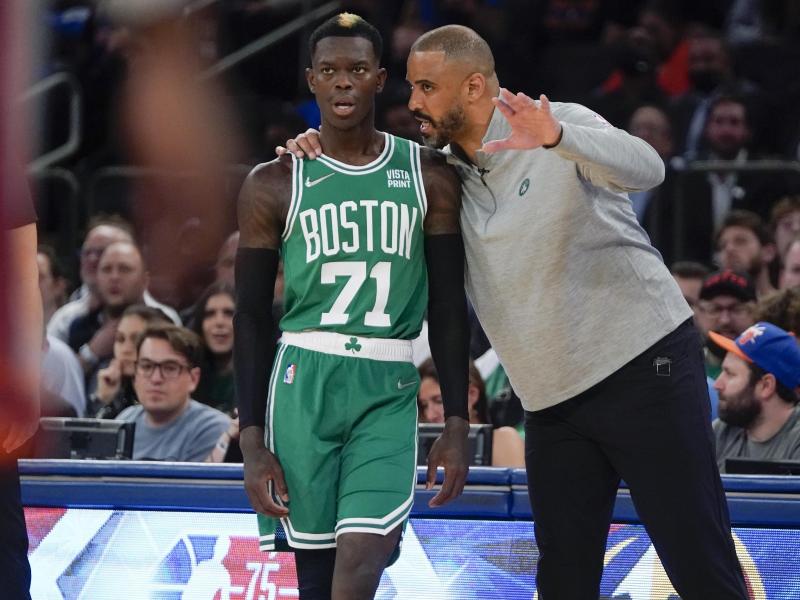 Boston Celtics-Cheftrainer Ime Udoka (r) spricht mit Dennis Schröder. Foto: Frank Franklin II/AP/dpa