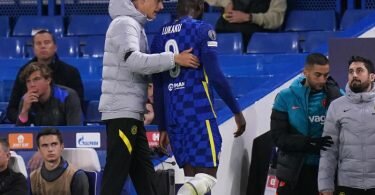 Trainer Thomas Tuchel tröstet Romelu Lukaku nach dessen Verletzung. Foto: Adam Davy/PA Wire/dpa