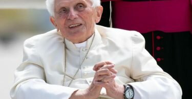 In einem Kondolenzschreiben für einen Freund hatte Benedikt XVI. geschrieben, dass sein früherer Kollege im Jenseits angelangt sei und er hoffe, «dass ich mich bald hinzugesellen kann». Foto: Sven Hoppe/dpa-Pool/dpa