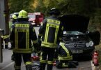Einsatzkräfte der Feuerwehr bergen ein durch den Sturm beschädigtes Auto auf der Landstraße bei Mühltal in Hessen. Foto: 5vision media/dpa