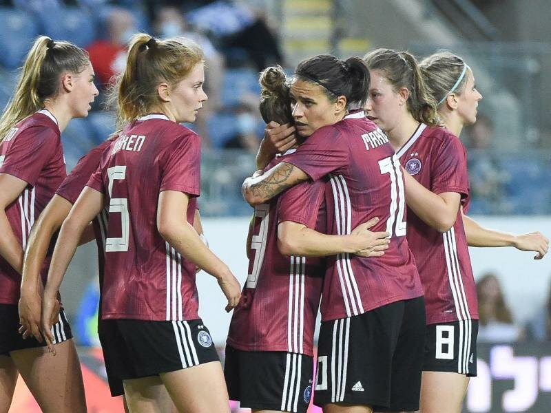 Svenja Huth (3.v.l) sorgte mit ihrem Tor für den knappen DFB-Sieg in Israel. Foto: Berney Ardov/dpa