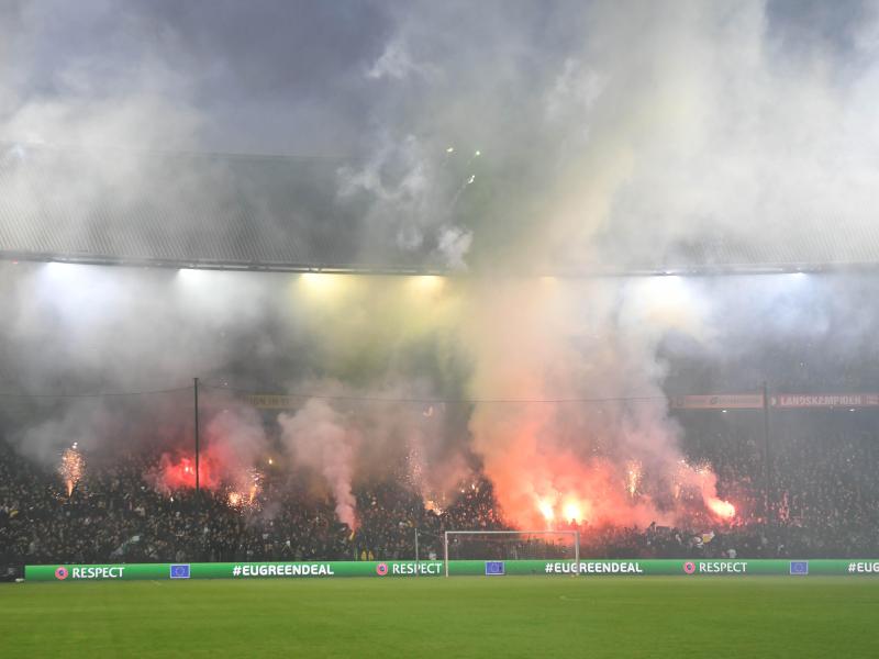 Feyenoord-Fans zündeten vor dem Spiel reichlich bengalische Feuer. Foto: Matthias Koch/dpa