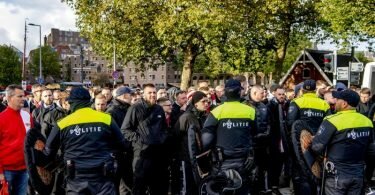 Union-Fans und Polizisten stehen sich in Rotterdam gegenüber. Foto: ROBIN UTRECHT/ANP/dpa