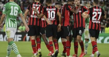 Robert Andrich (2.v.r) sorgte für gute Leverkusener Stimmung in Sevilla. Foto: Jose Luis Contreras/AP/dpa