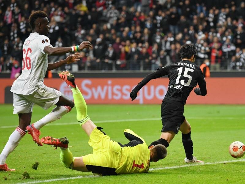 Daichi Kamada (r) stellte mit seinem Tor den Endstand her. Foto: Arne Dedert/dpa