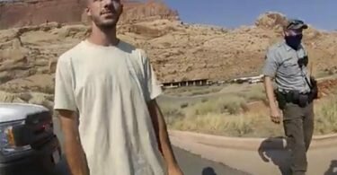 Dieses Archivfoto vom 12. August 2021 aus einem von der Polizei von Moab, Utah, zur Verfügung gestellten Video zeigt Brian Laundrie im Gespräch mit einem Polizeibeamten. Foto: Uncredited/Moab Police Department via AP/dpa