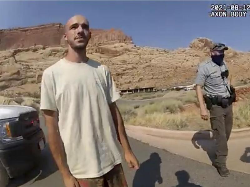 Dieses Archivfoto vom 12. August 2021 aus einem von der Polizei von Moab, Utah, zur Verfügung gestellten Video zeigt Brian Laundrie im Gespräch mit einem Polizeibeamten. Foto: Uncredited/Moab Police Department via AP/dpa
