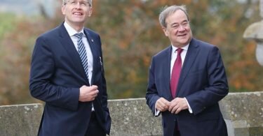 Armin Laschet (r, CDU), Ministerpräsident von Nordrhein-Westfalen, begrüßt auf Schloss Drachenburg seinen Amtskollegen aus Schleswig-Holsterin, Daniel Günther (CDU). Foto: Oliver Berg/dpa