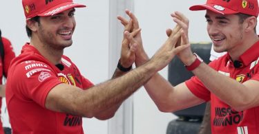 Die Ferrari-Piloten Carlos Sainz (l) aus Spanien und Charles Leclerc aus Monaco feiern. Foto: Eric Gay/AP/dpa