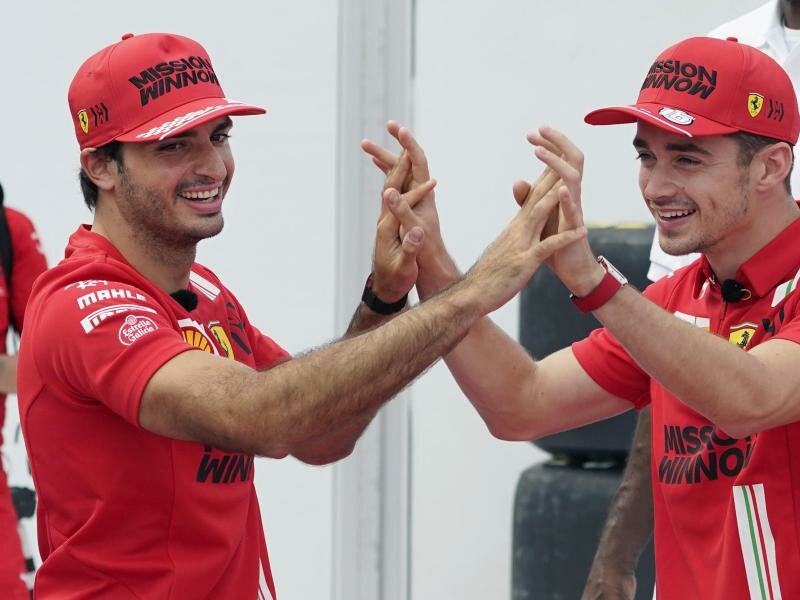 Die Ferrari-Piloten Carlos Sainz (l) aus Spanien und Charles Leclerc aus Monaco feiern. Foto: Eric Gay/AP/dpa