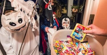 Am besten abgepackt: Zu Halloween ziehen viele Kinder von Haustür zu Haustür und freuen sich über süße Sachen. Foto: Armin Weigel/dpa/dpa-tmn