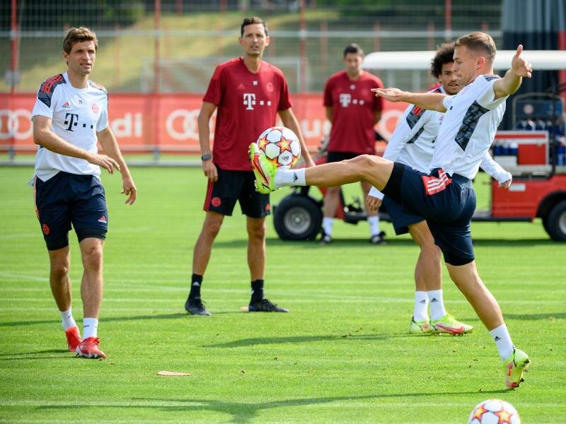 Bayerns Joshua Kimmich (r), Leroy Sane (hinten)&nbsp;und Thomas Müller halten den Ball hoch. Co-Trainer Dino Toppmöller beobachtet das Warm-Up. Foto: Matthias Balk/dpa