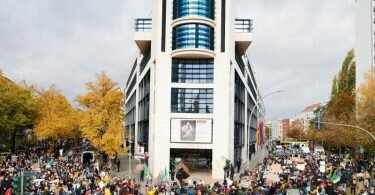 Protestierende mit Transparenten am Willy-Brandt-Haus, der SPD-Zentrale, in Berlin. Foto: Annette Riedl/dpa