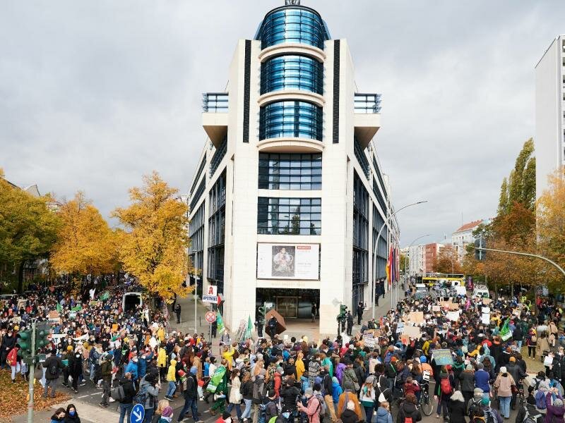 Protestierende mit Transparenten am Willy-Brandt-Haus, der SPD-Zentrale, in Berlin. Foto: Annette Riedl/dpa