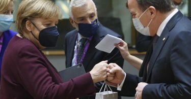Kanzlerin Angela Merkel und Stefan Lofven, Ministerpräsident von Schweden, mit einem Fistbump. Foto: John Thys/AFP/AP/dpa