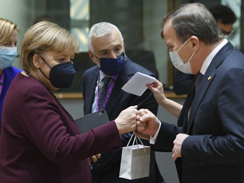 Kanzlerin Angela Merkel und Stefan Lofven, Ministerpräsident von Schweden, mit einem Fistbump. Foto: John Thys/AFP/AP/dpa