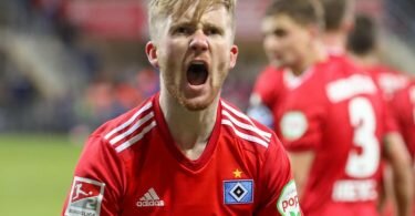 Tommy Doyle schoss den HSV in Paderborn spät zum Sieg. Foto: Friso Gentsch/dpa