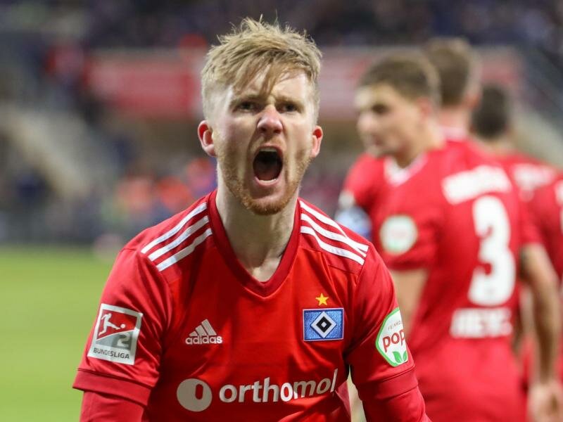 Tommy Doyle schoss den HSV in Paderborn spät zum Sieg. Foto: Friso Gentsch/dpa