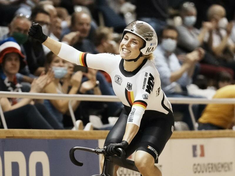 Sprintete in Roubaix erneut zu Gold: Emma Hinze. Foto: Thibault Camus/AP/dpa