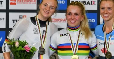 Wieder zusammen auf dem Podium: Emma Hinze (M) und Lea Sophie Friedrich (l). Foto: Denis Charlet/AFP/dpa