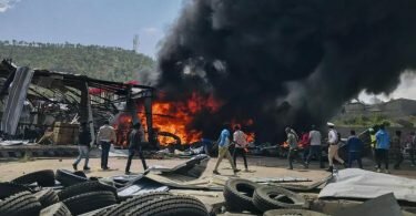 Schwarze Rauchschwaden bilden sich nach einem Luftangriff auf die Hauptstadt der Region Tigray im Norden Äthiopiens. Foto: ---/UGC/AP/dpa