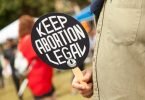 Eine Demonstrantin hält ein Schild mit der Aufschrift «Keep abortion legal» beim Dallas Reproductive Liberation March. (Archivbild). Foto: Leslie Spurlock/ZUMA Press Wire/dpa