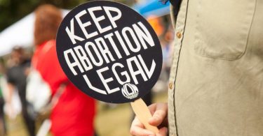 Eine Demonstrantin hält ein Schild mit der Aufschrift «Keep abortion legal» beim Dallas Reproductive Liberation March. (Archivbild). Foto: Leslie Spurlock/ZUMA Press Wire/dpa