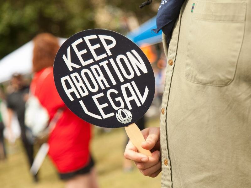 Eine Demonstrantin hält ein Schild mit der Aufschrift «Keep abortion legal» beim Dallas Reproductive Liberation March. (Archivbild). Foto: Leslie Spurlock/ZUMA Press Wire/dpa