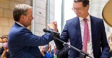 Armin Laschet (l,), Ministerpräsident von Nordrhein-Westfalen, gratuliert Landesverkehrsminister Hendrik Wüst (beide CDU) zur Nominierung als Regierungs- und Landesparteichef. Foto: Marcel Kusch/dpa