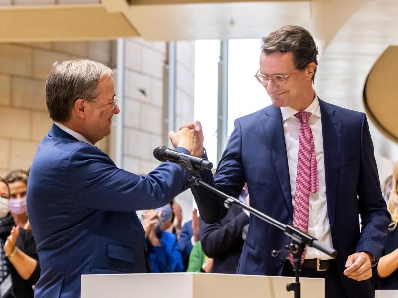 Armin Laschet (l,), Ministerpräsident von Nordrhein-Westfalen, gratuliert Landesverkehrsminister Hendrik Wüst (beide CDU) zur Nominierung als Regierungs- und Landesparteichef. Foto: Marcel Kusch/dpa