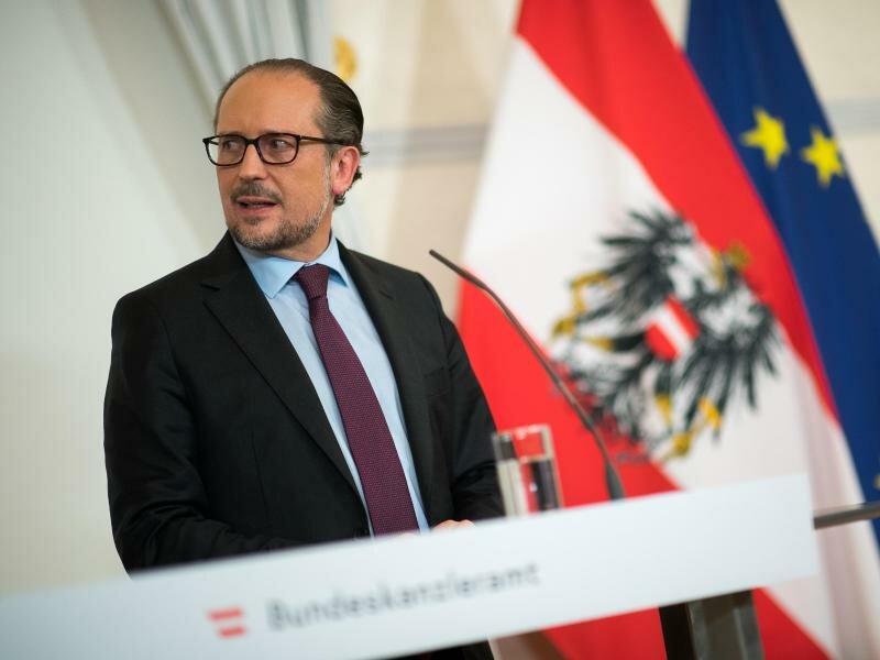 Alexander Schallenberg (ÖVP), Bundeskanzler von Österreich, spricht auf einer Pressekonferenz. Foto: Michael Gruber/APA/dpa
