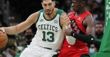 Celtics-Profi Enes Kanter (l) postet gegen den deutschen Nationalspieler Isaac Bonga auf. Foto: Michael Dwyer/AP/dpa