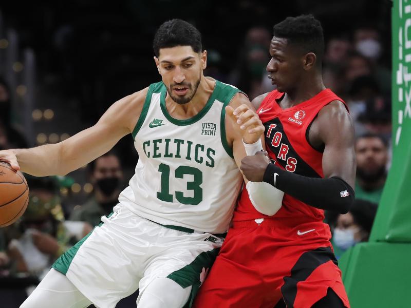 Celtics-Profi Enes Kanter (l) postet gegen den deutschen Nationalspieler Isaac Bonga auf. Foto: Michael Dwyer/AP/dpa