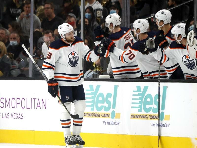 Leon Draisaitl (l) traf doppelt für die Edmonton Oilers. Foto: Steve Marcus/FR171387 AP/dpa