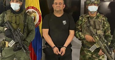 Auf diesem vom Pressebüro des kolumbianischen Präsidenten veröffentlichten Foto steht einer der meistgesuchten Drogenbosse des Landes, Dairo Antonio Usuga (M) alias «Otoniel», Chef des sogenannten Golfclans, auf einem Militärstützpunkt. Foto: Uncredited/Colombian presidential press office/AP/dpa