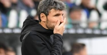 Wolfsburgs Trainer Mark van Bommel gerät unter Druck. Foto: Swen Pförtner/dpa