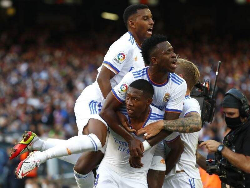 Ex-Bayern-Profi David Alaba (unten) leitete den Real-Sieg beim FC Barcelona ein. Foto: Joan Monfort/AP/dpa