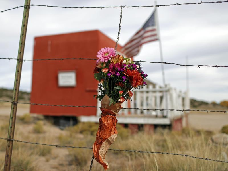 In Gedenken an die verstorbene Kamerafrau: Ein Blumenstrauß hängt vor der Bonanza Creek Film Ranch. Foto: Andres Leighton/AP/dpa