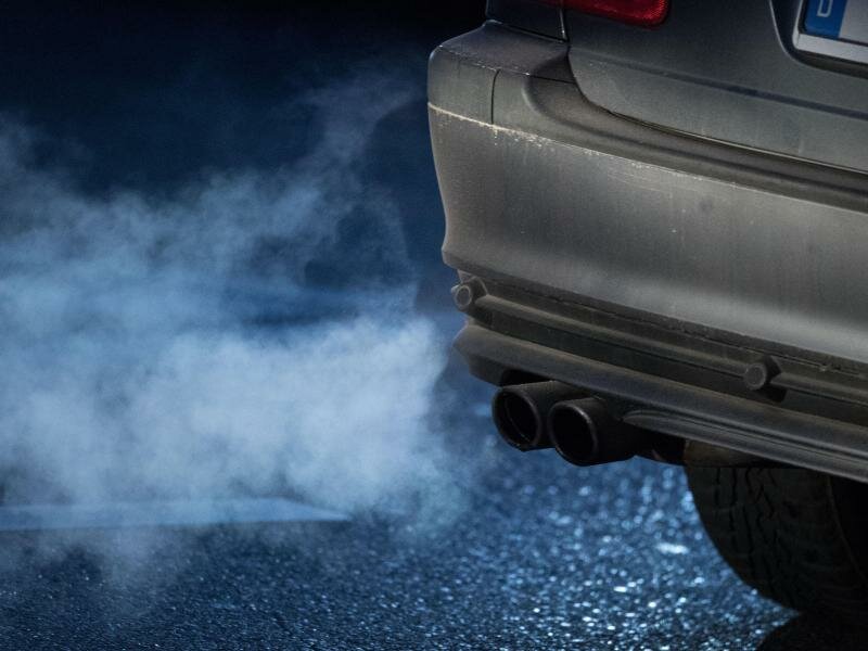 Abgase strömen aus dem Auspuff eines Autos. Foto: Marijan Murat/dpa