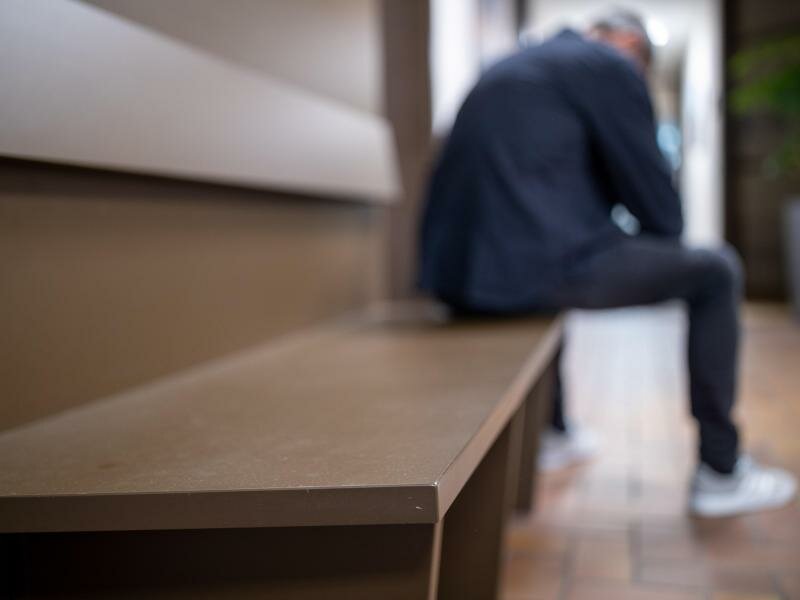 Patienten mit einem schweren Covid-19-Verlauf leiden häufiger unter kognitiven Langzeitfolgen. Foto: Daniel Karmann/dpa