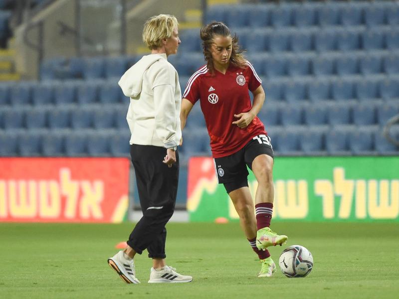 Der Fußball sei «noch sehr in sich männerorientiert», sagt Frauen-Bundestrainerin Martina Voss-Tecklenburg (l). Foto: Berney Ardov/dpa