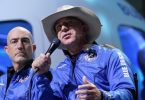 Jeff Bezos’ (r) Raumfahrtfirma Blue Origin plant eine eigene Raumstation. Foto: Tony Gutierrez/AP/dpa
