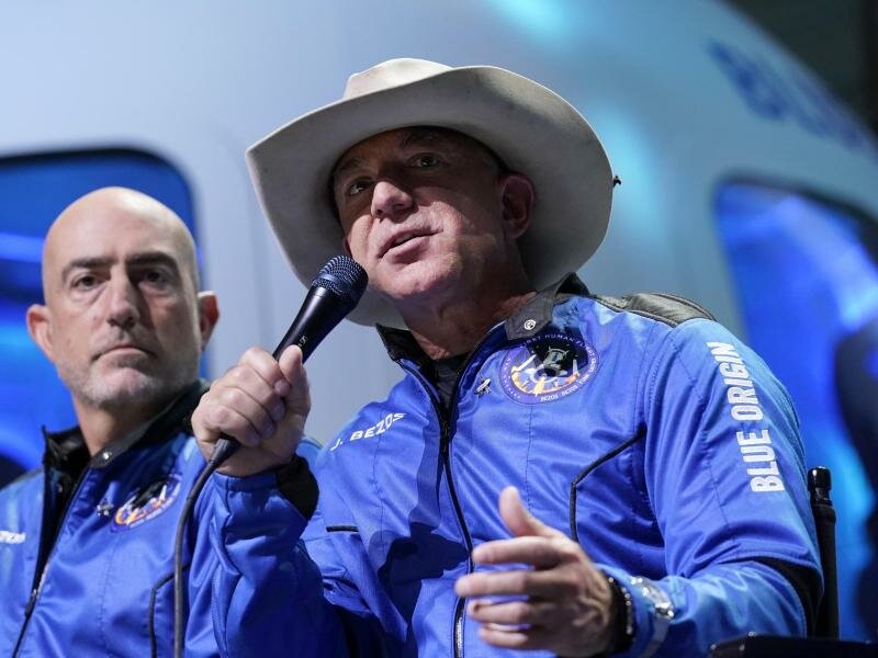 Jeff Bezos’ (r) Raumfahrtfirma Blue Origin plant eine eigene Raumstation. Foto: Tony Gutierrez/AP/dpa