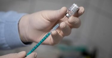 In den USA wird derzeit eine Zulassung des Impfstoffs von Pfizer/Biontech für Kinder und Jugendliche geprüft. Foto: Sebastian Gollnow/dpa
