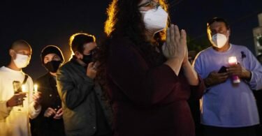 Mahnwache in Burbank für die verstorbene Kamerafrau Halyna Hutchins teil. Foto: Chris Pizzello/AP/dpa