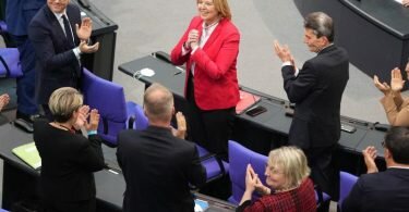 Bärbel Bas (m.) freut sich über ihre Wahl zur Bundestagspräsidentin. Foto: Kay Nietfeld/dpa